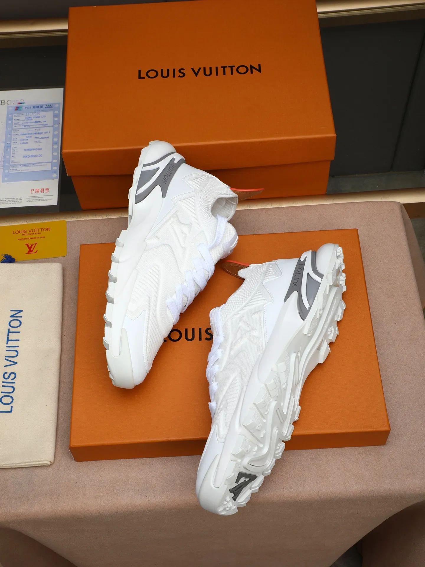 Men's Men's Shoes 💰580 LV Louis Vuitton L Jialu Brand Runner Tatic Series Thick Sole Casual Sports Shoes Running Shoes Original purchase, development and production This LV Runner Tatic sports shoe is blended with fly woven fabric material to interpret the inspiration of traditional mountaineering shoes. The LV letters are written on one side, the Louis Vuitton logo, and the light and wear-resistant rubber outsole completes the whole package. The delivery counter is exquisitely packaged🛍📦 ▪️Fabrics: Original imported custom fly-woven fabric ▪️Inner lining: Original custom-made breathable mesh ▪️Sole: Original open-molded anti-slip rubber combination material ▪️Sole thickness: 4CM ▪️Size: Men's 38-44 (45 custom-made)